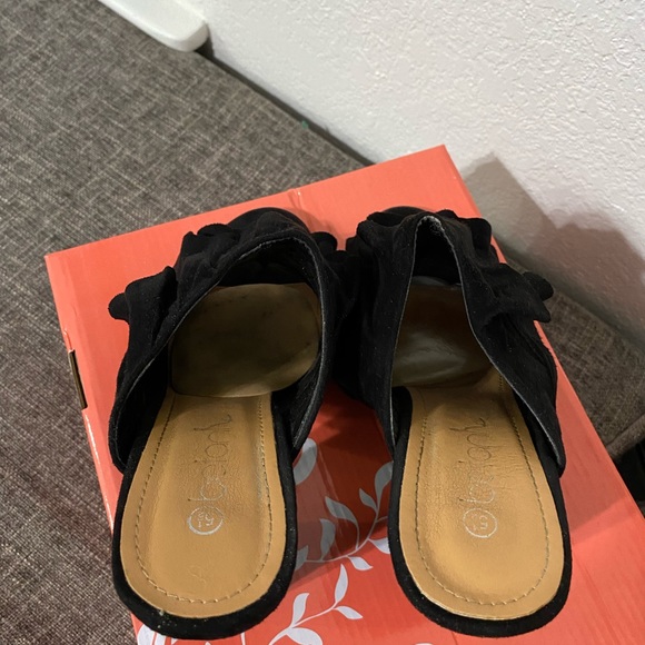 Ruffle slip on shoe - Picture 3 of 3